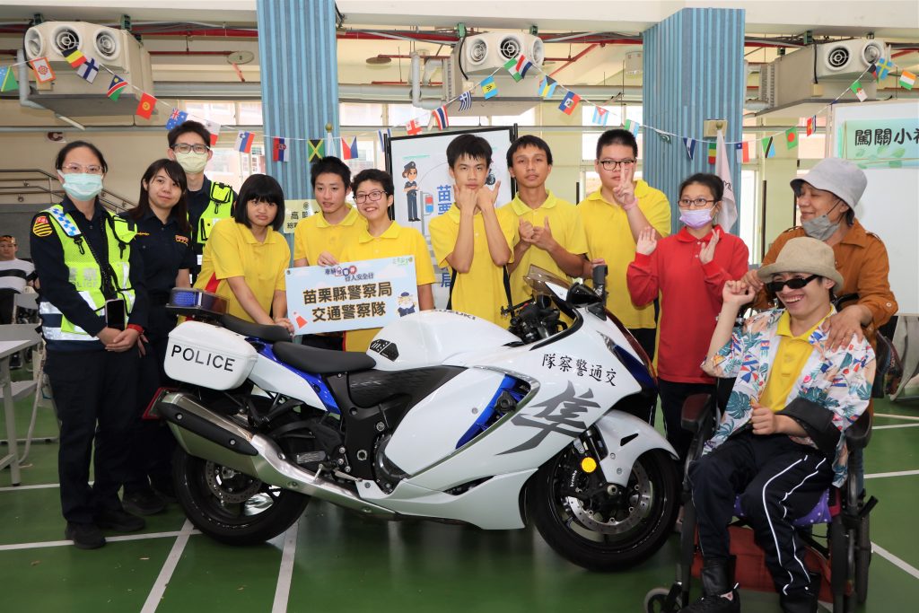 學生與交通警察隊重機合影相片.jpg 學生與交通警察隊重機合影相片.jpg