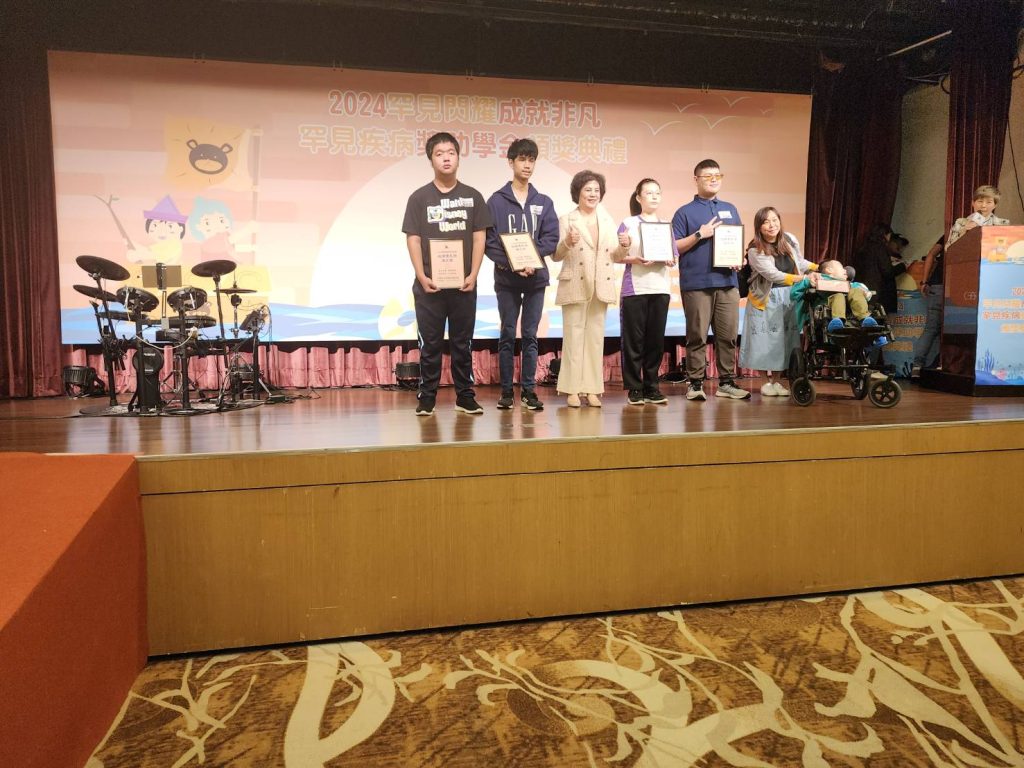 詹昆霖同學榮獲2024年罕見疾病獎學金成績優良獎相片2.jpg
