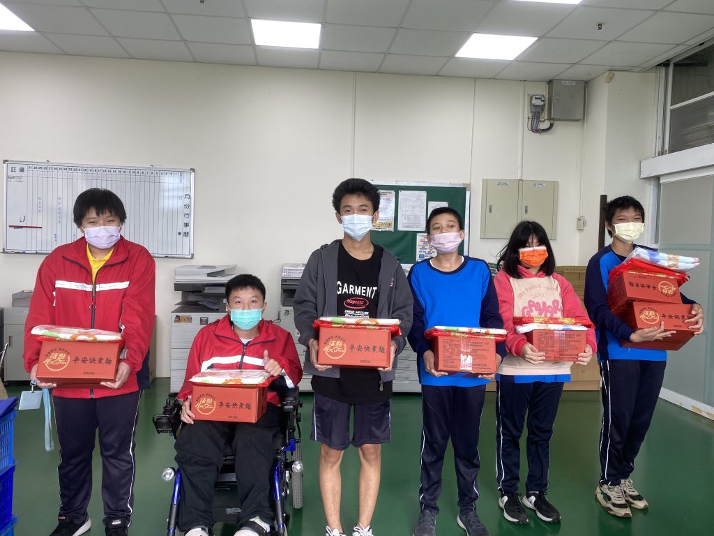 20241127苗北慈暉關懷協會.全人關懷協會及中華串愛社會福利協進會捐贈愛心物資相片.jpg