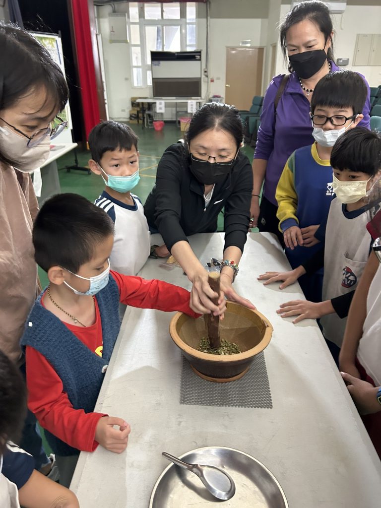 國中小參訪-客家擂茶製作.jpg 國中小參訪-客家擂茶製作.jpg