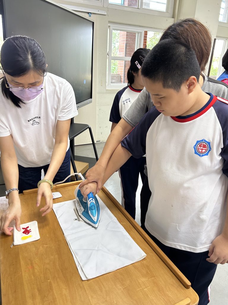 國中小參訪-燙印體驗.jpg 國中小參訪-燙印體驗.jpg