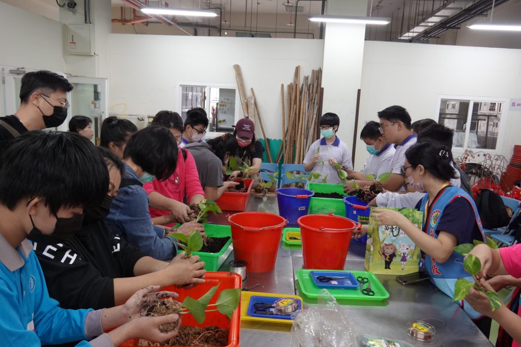 國中小參訪-苔玉球製作.jpg 國中小參訪-苔玉球製作.jpg