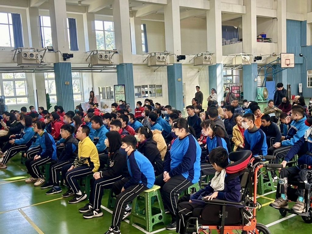 學生仔細聆聽.jpg 學生仔細聆聽