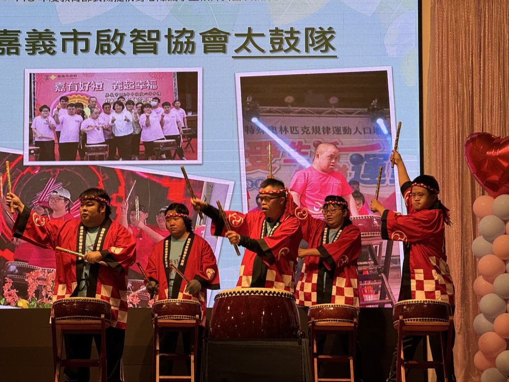 身心障礙學生校外實習及就業愛心楷模廠商頒獎典禮相片 .jpg 身心障礙學生校外實習及就業愛心楷模廠商頒獎典禮相片 .jpg