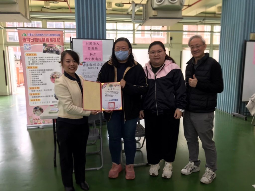 致贈感謝狀給蒞校設攤機構.jpg 致贈感謝狀給蒞校設攤機構