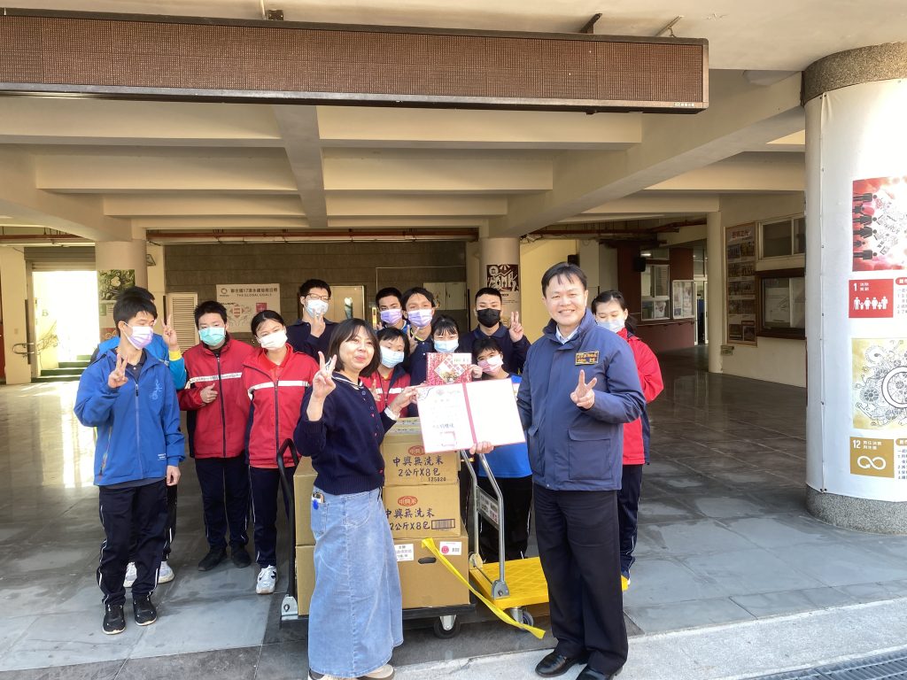 20250117教育部苗栗縣聯絡處捐贈年菜-蔬食佛跳牆及白米給低收等弱勢學生相片.jpg