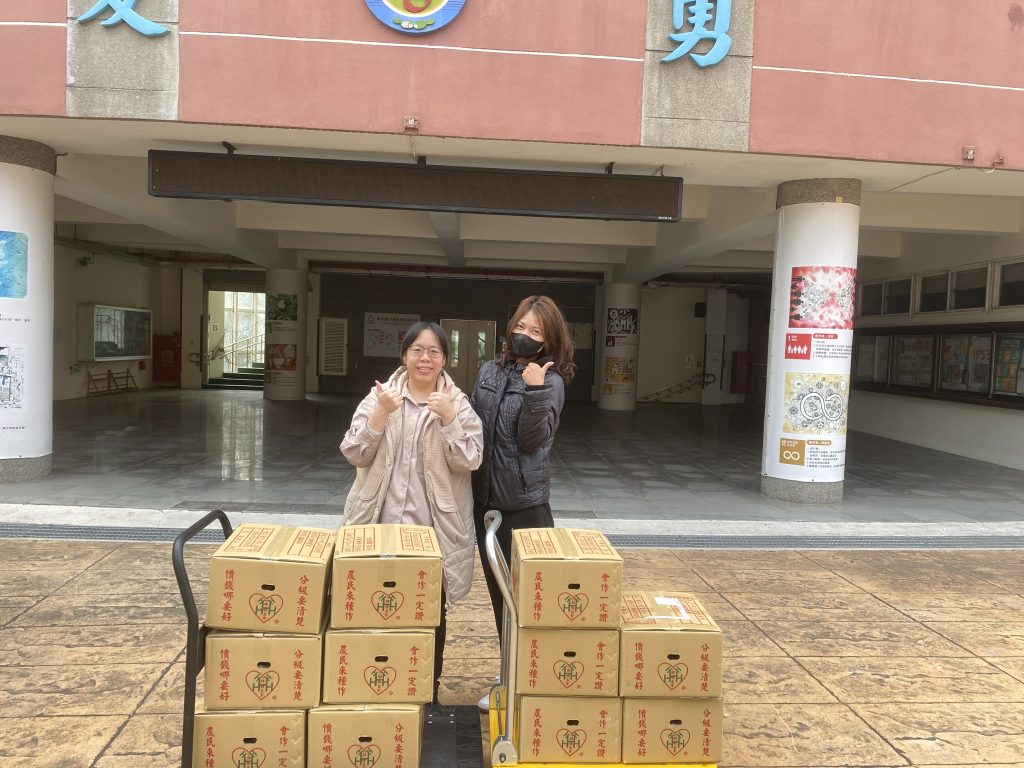 20250109楊家廣澤尊王捐贈一批玉女溫室小番茄給全體師生照片.jpg