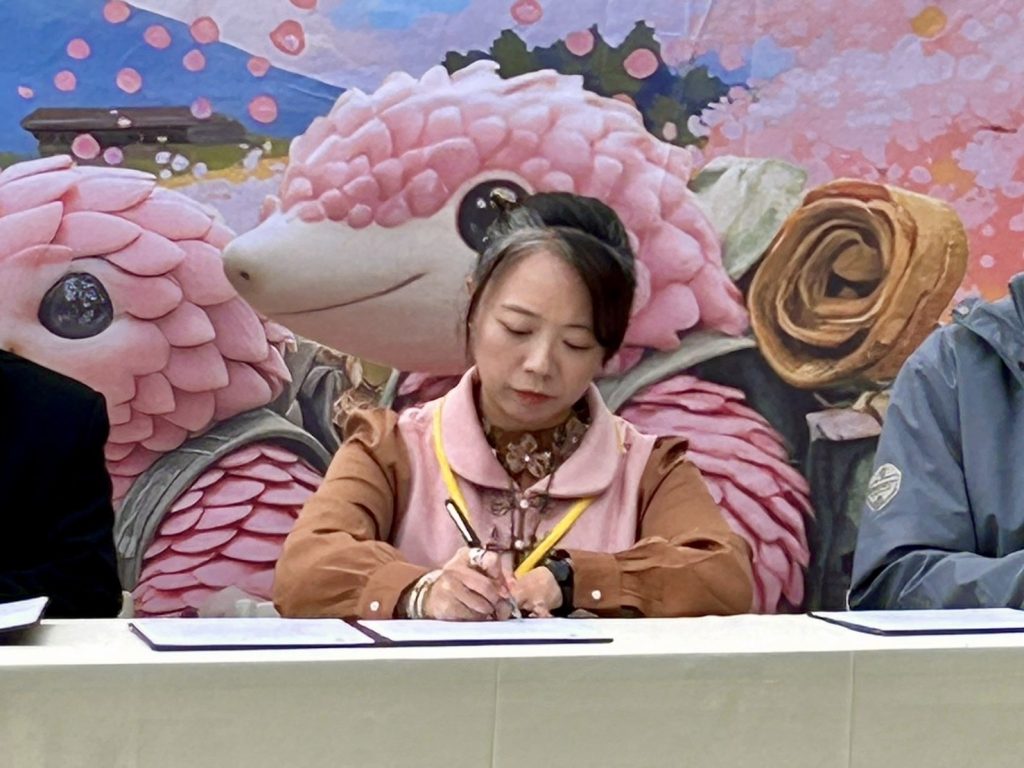 校長簽約.jpg