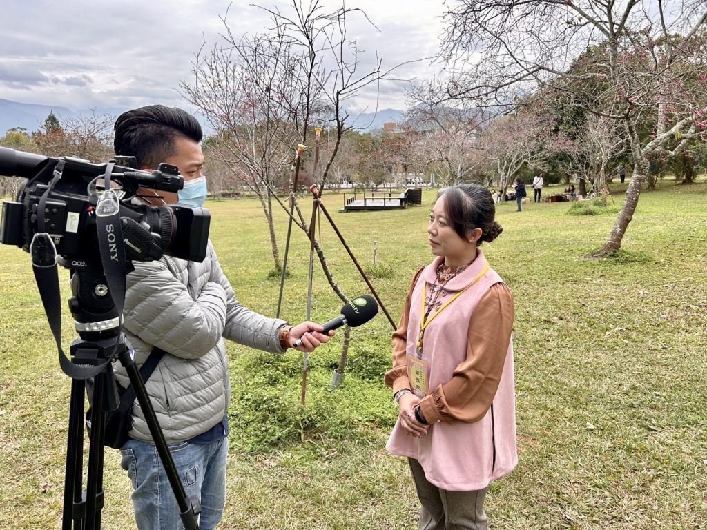 本校劉雅欣校長接受大苗栗新聞採訪.jpg