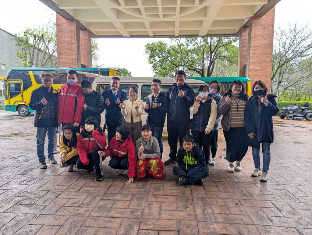 孩子們與福祉車合影2.jpg 孩子們與福祉車合影2.jpg