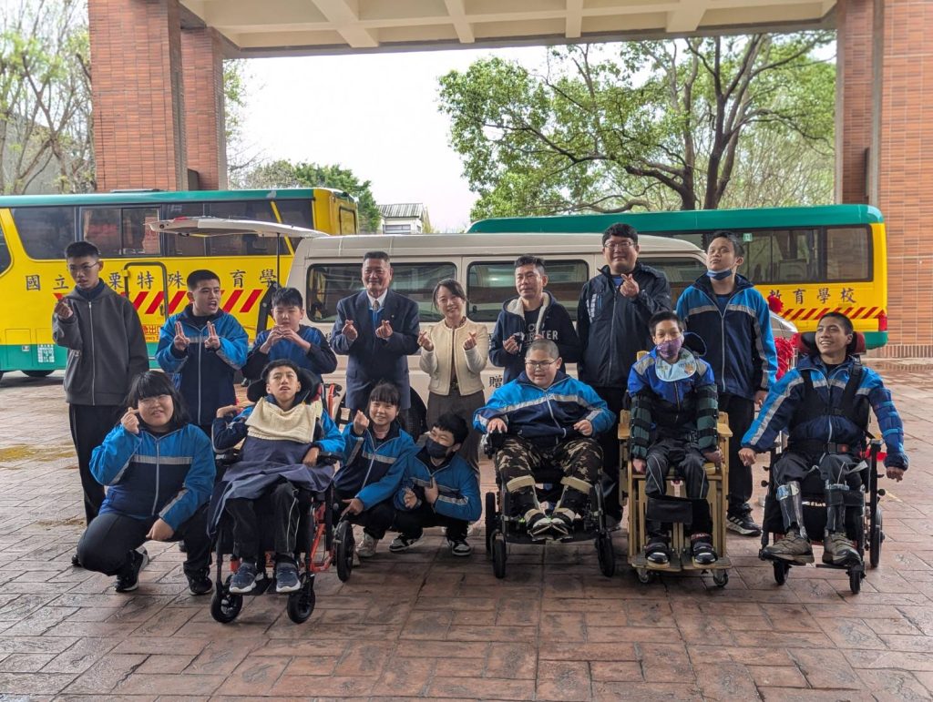 孩子們與福祉車合影1.jpg 孩子們與福祉車合影1.jpg