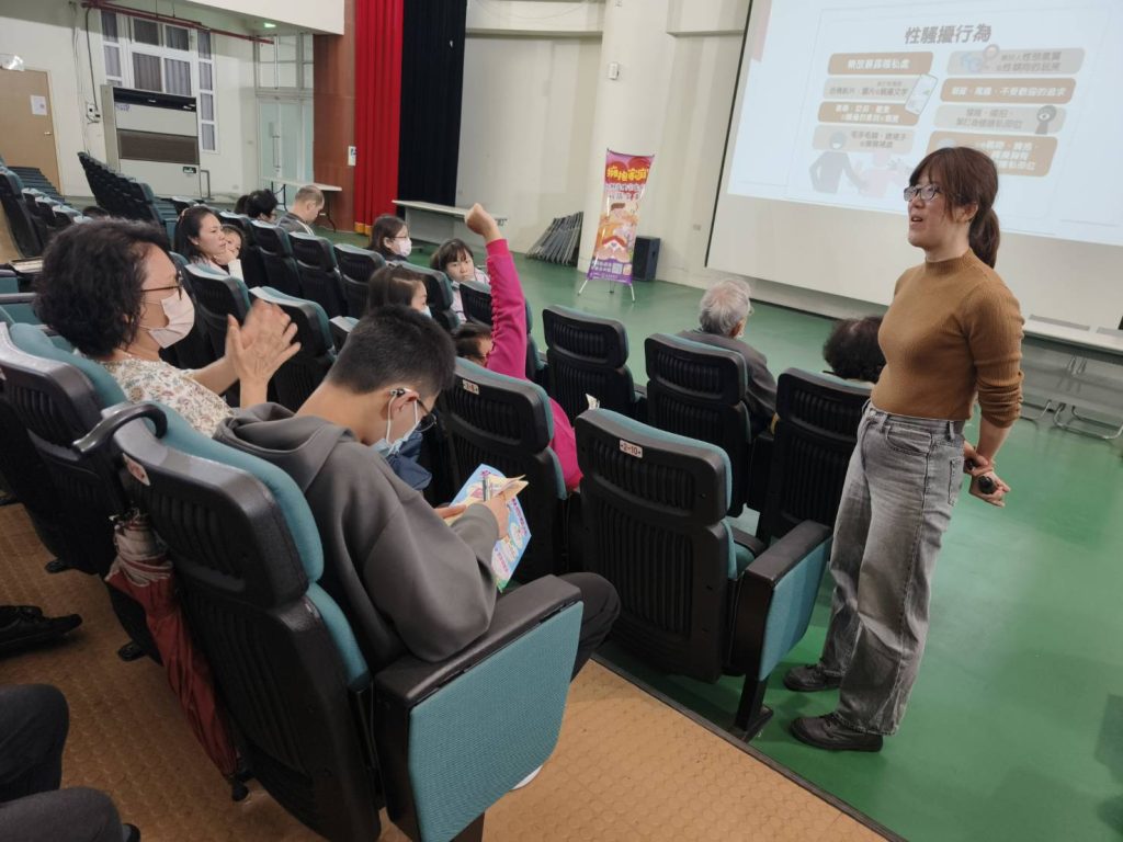 講師與家長互動熱烈