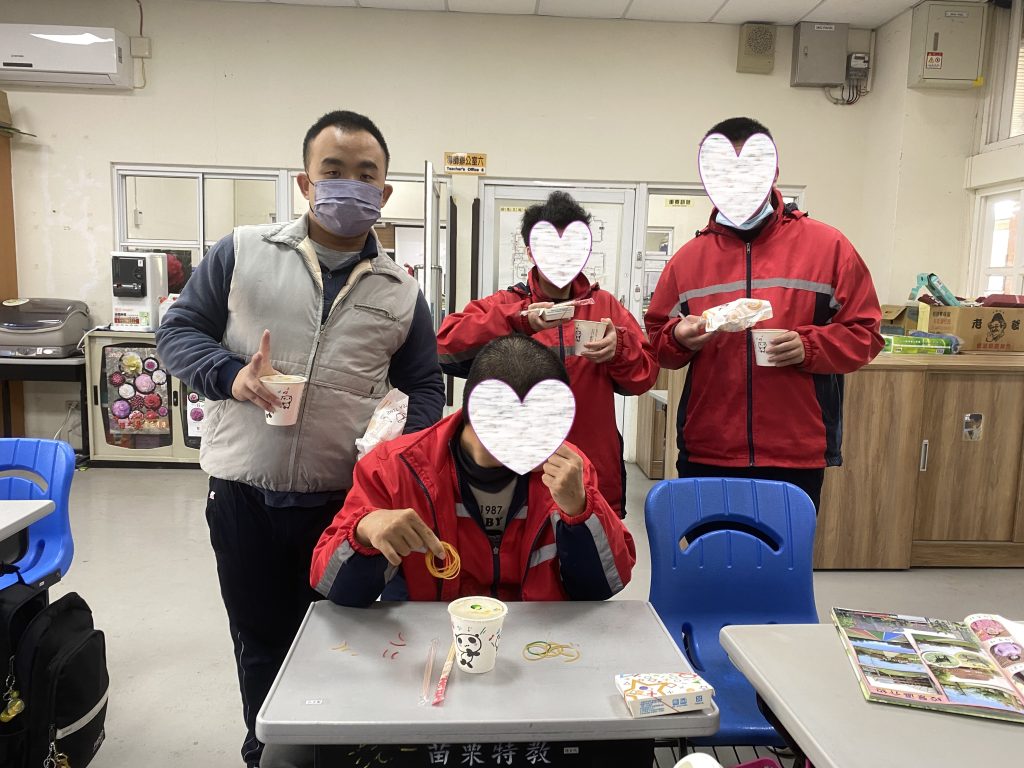 20250117頭屋鱺魚小吃店張老闆捐贈愛心早餐給低收等弱勢學生照片.jpg