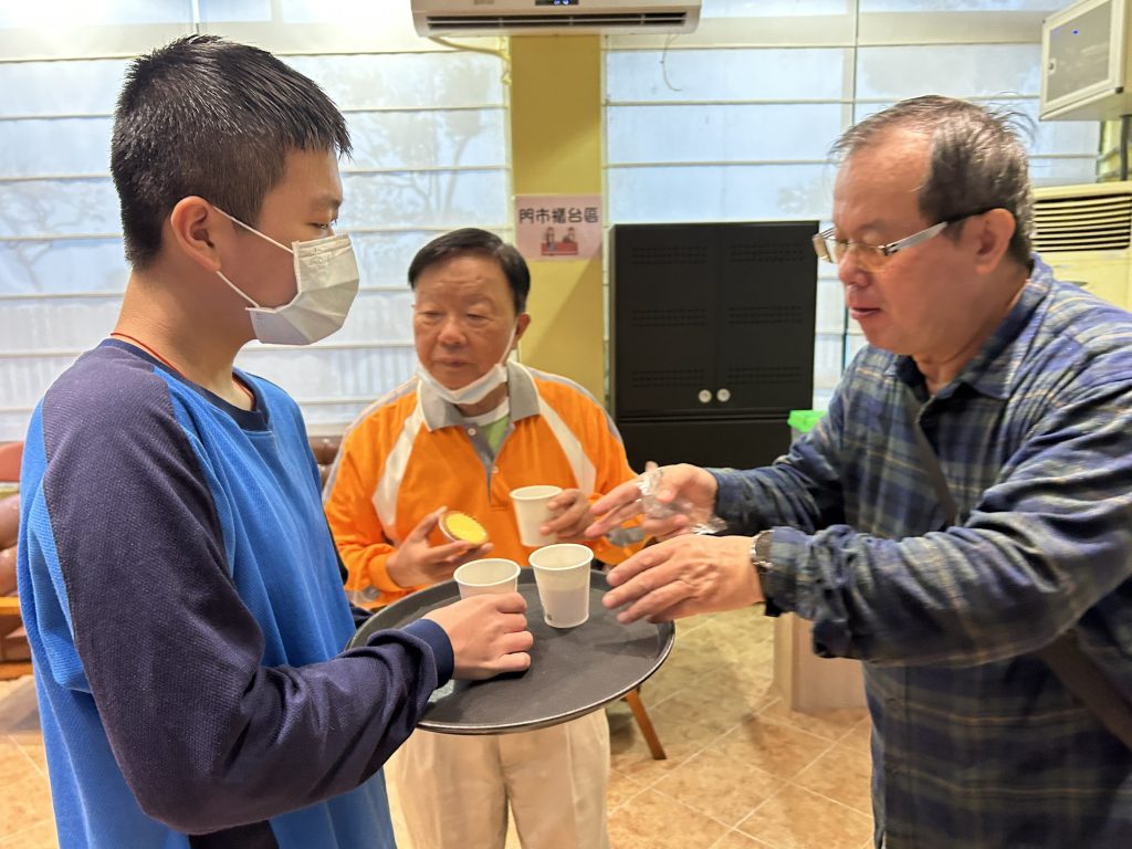 特教學生奉茶予銀髮長者 特教學生奉茶予銀髮長者相片.jpg