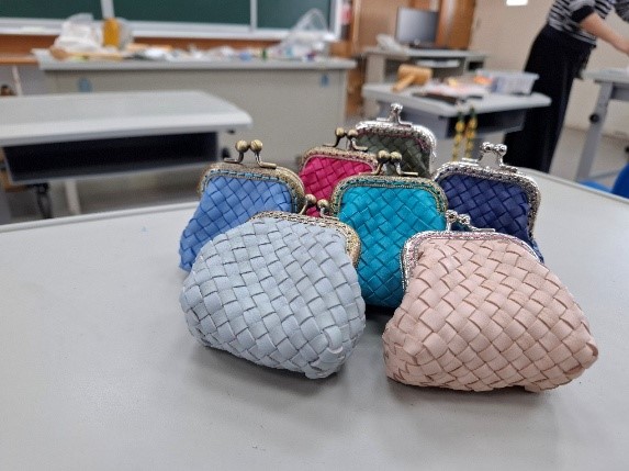 皮革口金零錢包成品.jpg 皮革口金零錢包成品.jpg