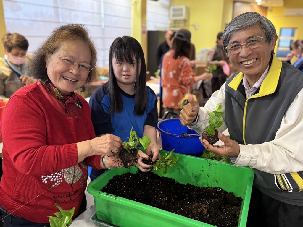 青銀共學_「苔玉球製作」體驗相片1 青銀共學_「苔玉球製作」體驗相片1.jpg