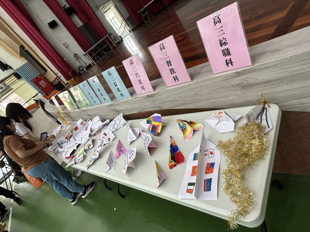 全校各班參賽最佳人氣紙飛機照片1.jpg 全校各班參賽最佳人氣紙飛機照片1.jpg