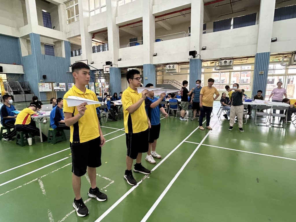 各班參賽者試飛所折紙飛機照片3.jpg 各班參賽者試飛所折紙飛機照片3.jpg