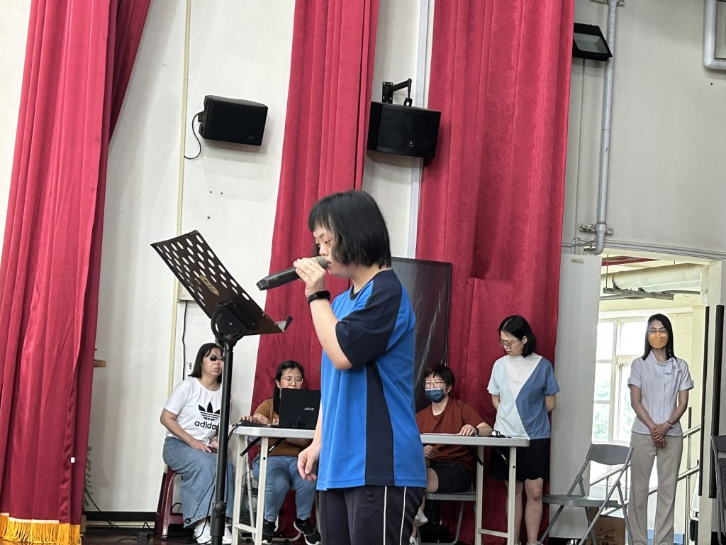 參賽者朗讀文章「大自然的聲音」照片2.jpg 參賽者朗讀文章「大自然的聲音」照片2.jpg