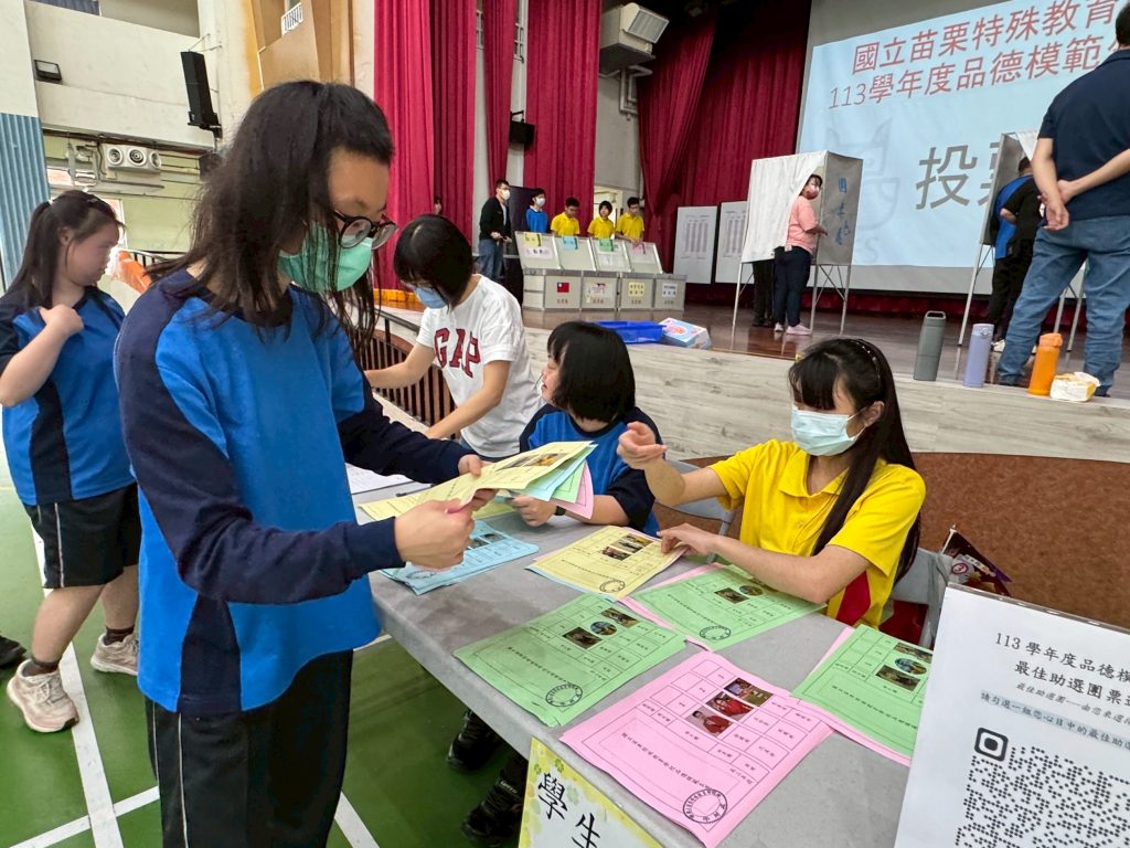 模範生票選活動-領取選票.jpg 模範生票選活動-領取選票.jpg