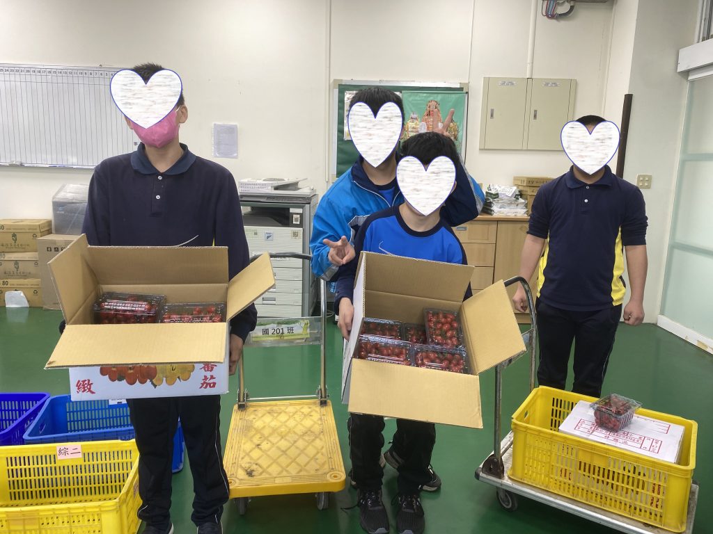 20250319楊家廣澤尊王愛心團隊捐贈100盒溫室玉女小番茄給學生相片.jpg