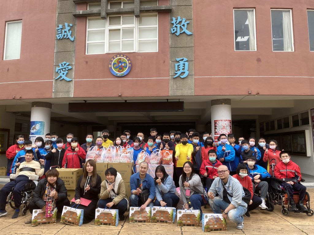 20250311珍善偲公益團隊、苗栗誠意車行捐贈餐盒及民生物資相片.jpg