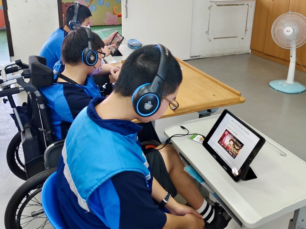 學生認真學習.jpg 學生認真學習