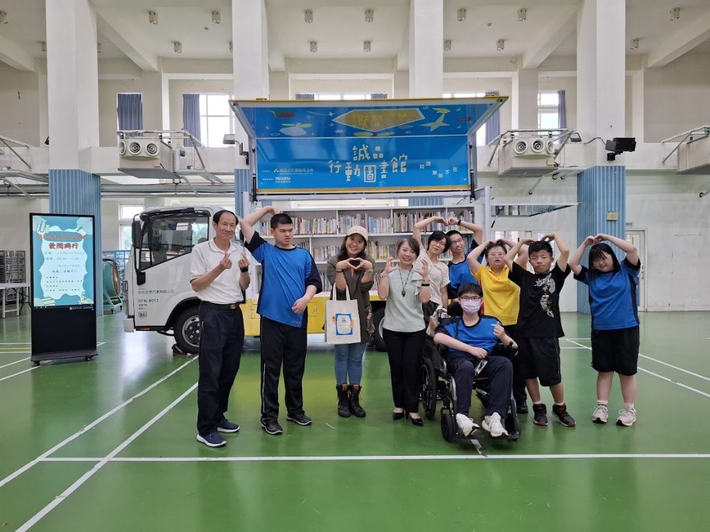 師生開心與誠品人員及圖書車合影 師生開心與誠品人員及圖書車合影
