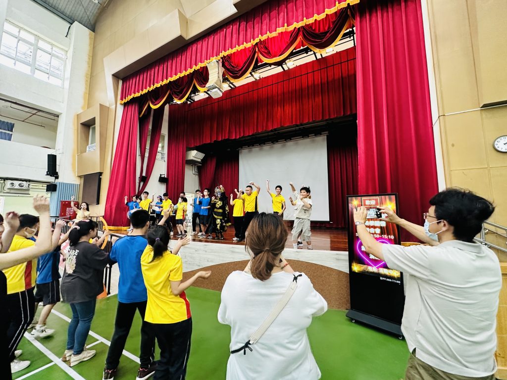 全校學生唱跳互動.jpg 全校學生唱跳互動