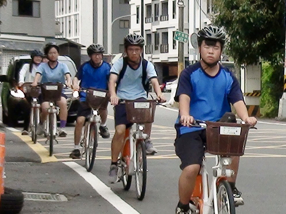 學生騎乘U-bike.jpg 學生騎乘U-bike