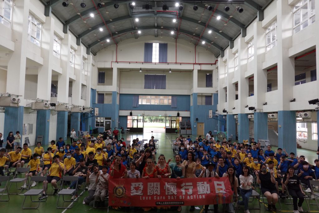 "愛關懷演出大合照.jpg 愛關懷演出大合照