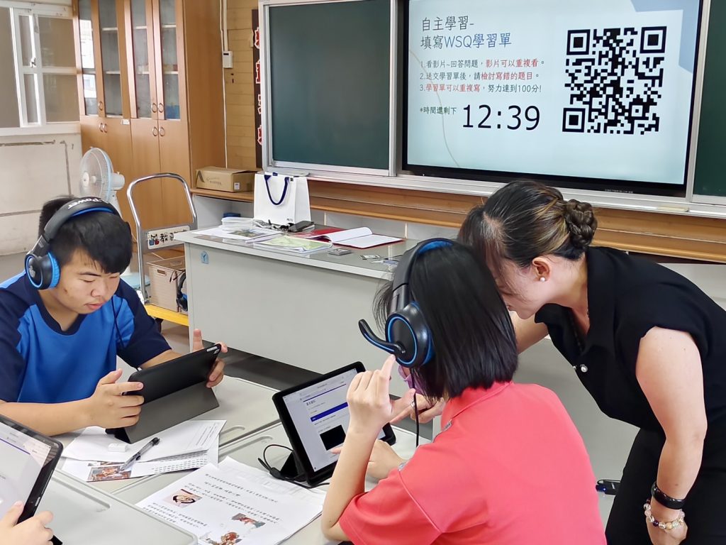 指導學生填寫WSQ學習單.jpg 指導學生填寫WSQ學習單