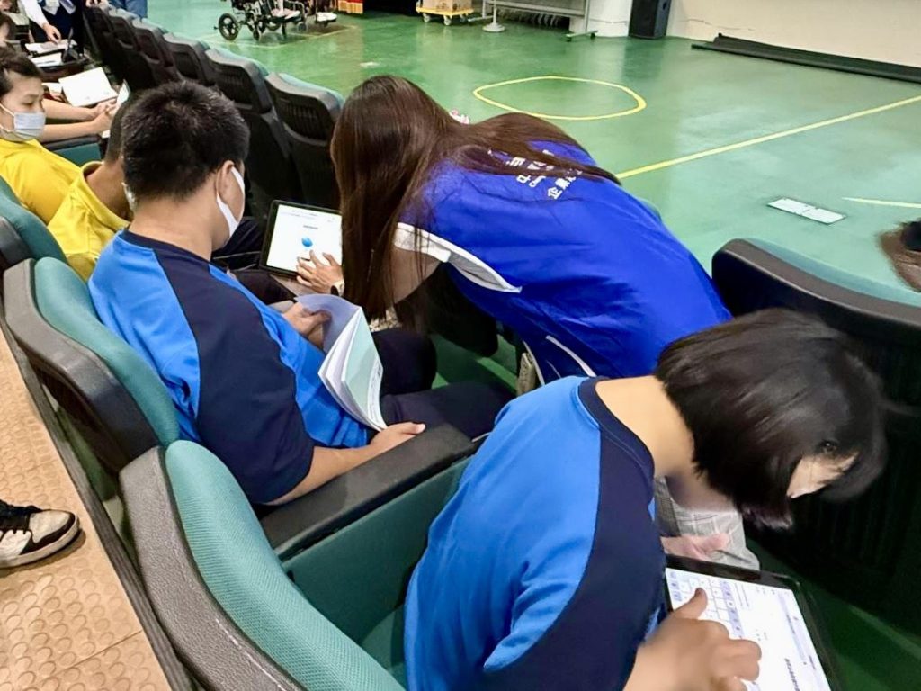 指導學生操作平板 指導學生操作平板