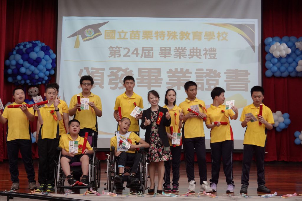頒發畢業證書.jpg 頒發畢業證書