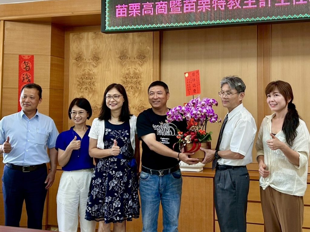 苗商致贈陳仁光主計主任感恩盆景.jpg 苗商致贈陳仁光主計主任感恩盆景