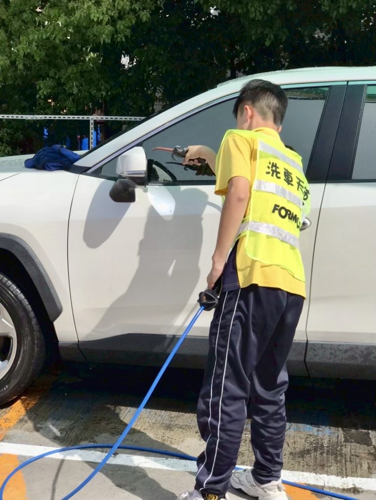 加油站機械洗車-使用噴槍清除縫隙水珠.JPG 加油站機械洗車-使用噴槍清除縫隙水珠
