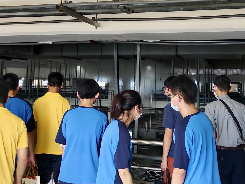 學生專心觀看啤酒鋁罐運輸流程.jpg 學生專心觀看啤酒鋁罐運輸流程