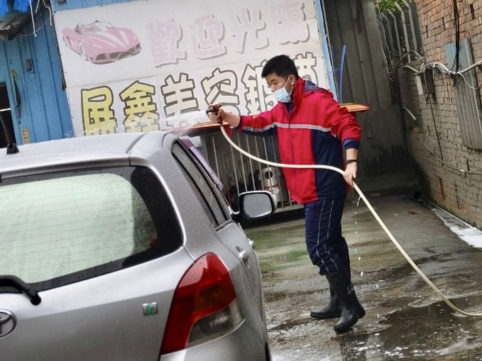 手工泡沫洗車-使用泡沫噴槍.JPG 手工泡沫洗車-使用泡沫噴槍