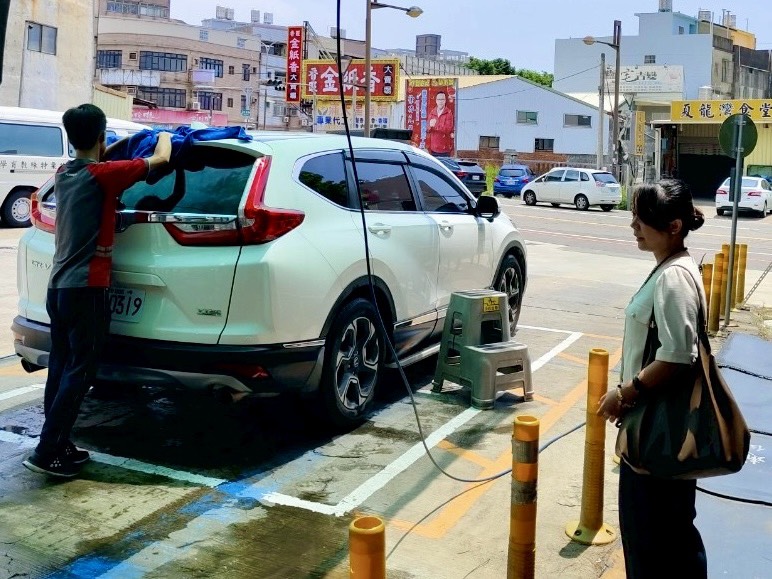 校長至職場關心畢業生工作狀況.JPG 校長至職場關心畢業生工作狀況