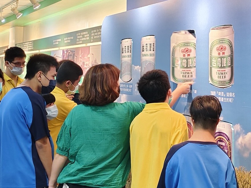 老師協助介紹啤酒相關小知識.jpg 老師協助介紹啤酒相關小知識