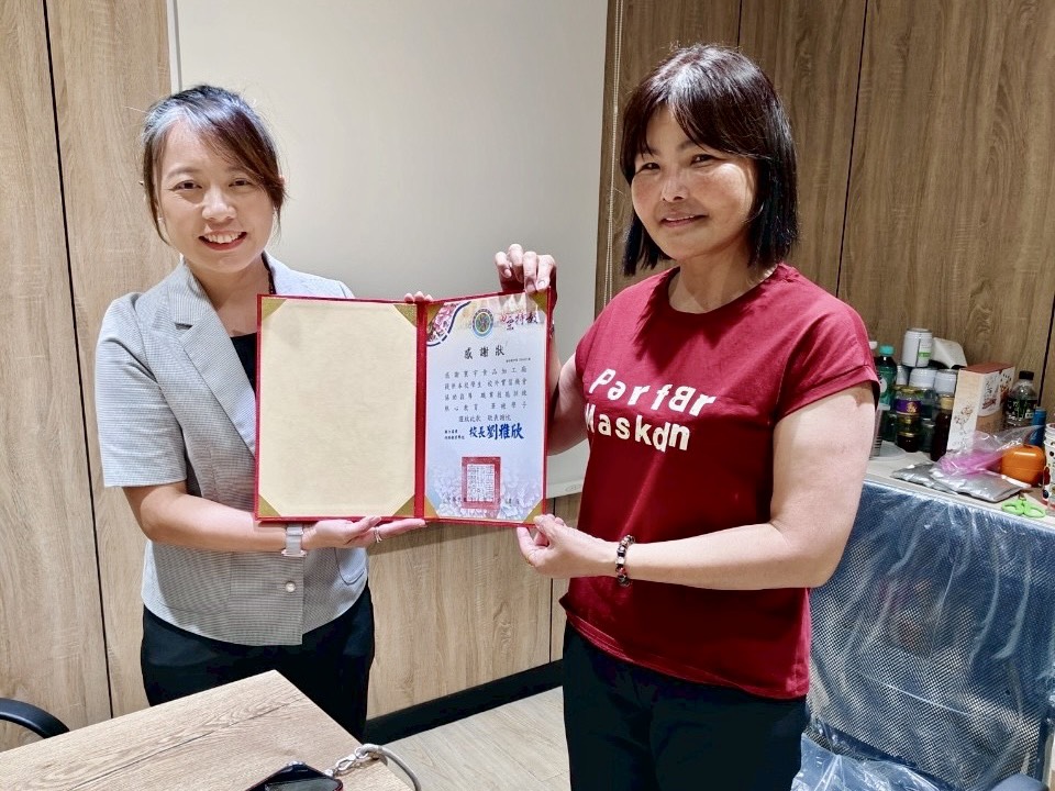 致贈感謝狀給實習廠商－寰宇食品行.JPG