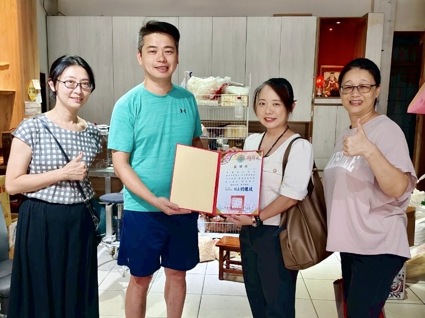 致贈感謝狀給實習廠商－竹南食品行