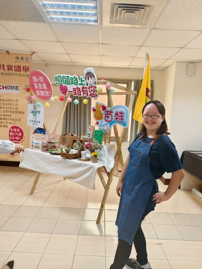 本校學生於攤位前展現自信笑容.JPG 本校學生於攤位前展現自信笑容