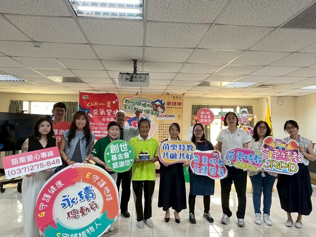 本校師生與創世基金會及贊助廠商合影.JPG 本校師生與創世基金會及贊助廠商合影