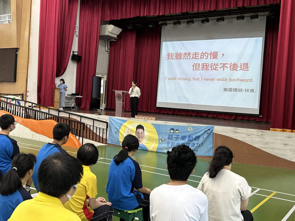 校長以名言勉勵學生.JPG