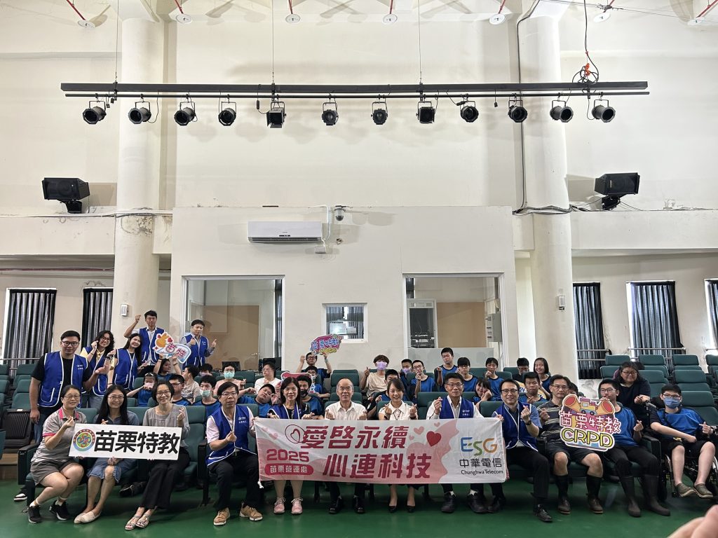 本校師生與中華電信志工團大合照.jpg 本校師生與中華電信志工團大合照.jpg