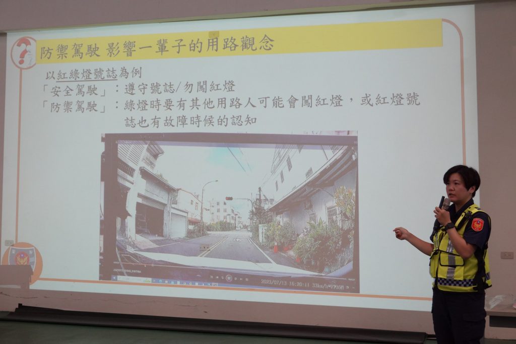 苗栗分局警員進行交通安全宣導.JPG