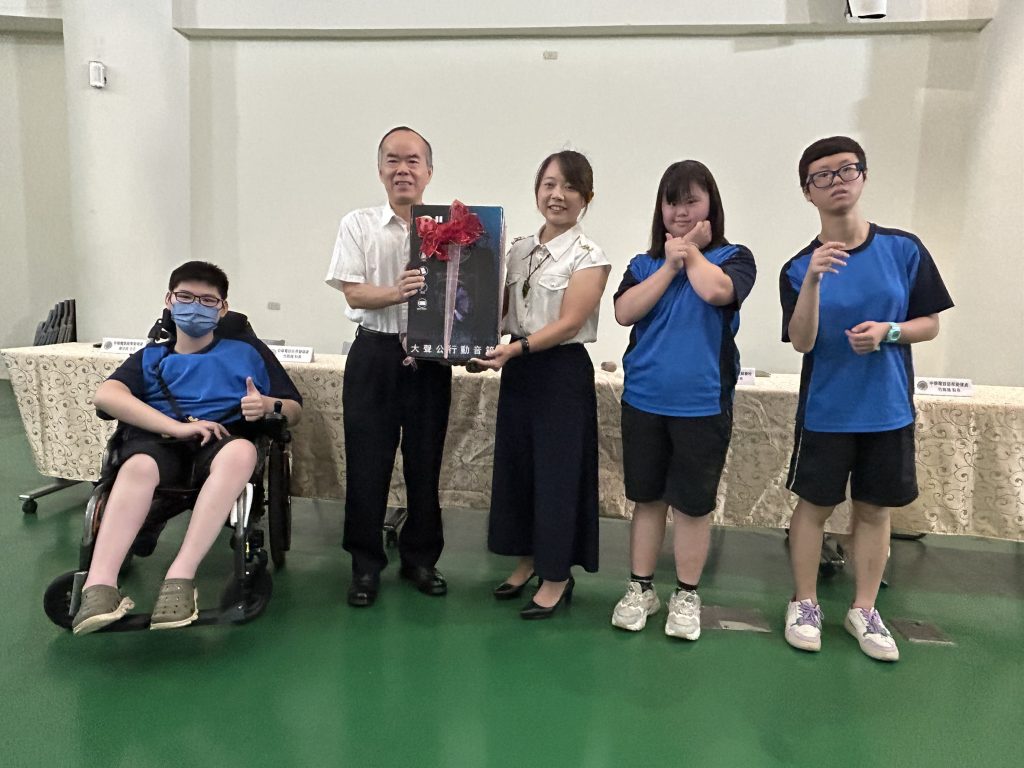 感謝中華電信捐贈本校行動音箱一座.jpg 感謝中華電信捐贈本校行動音箱一座.jpg
