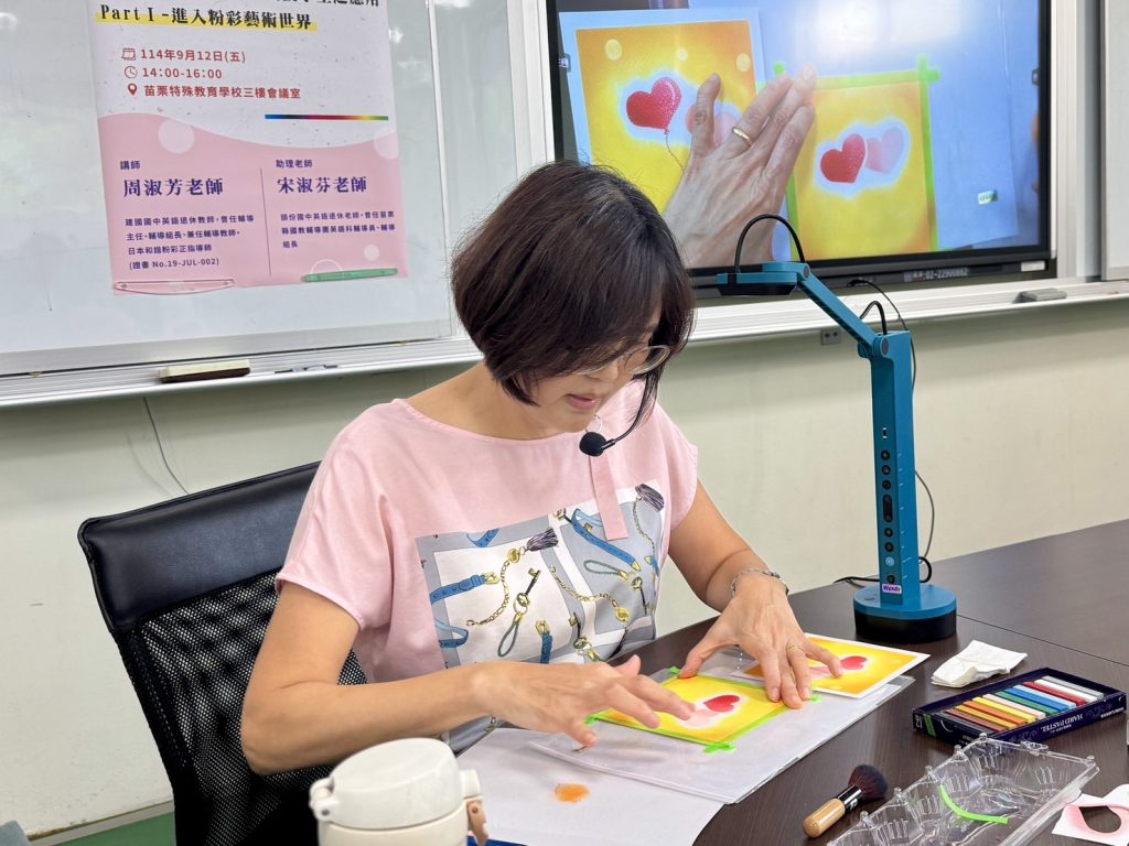 講師透過實物投影機示範粉彩上色技巧.jpg 講師透過實物投影機示範粉彩上色技巧.jpg