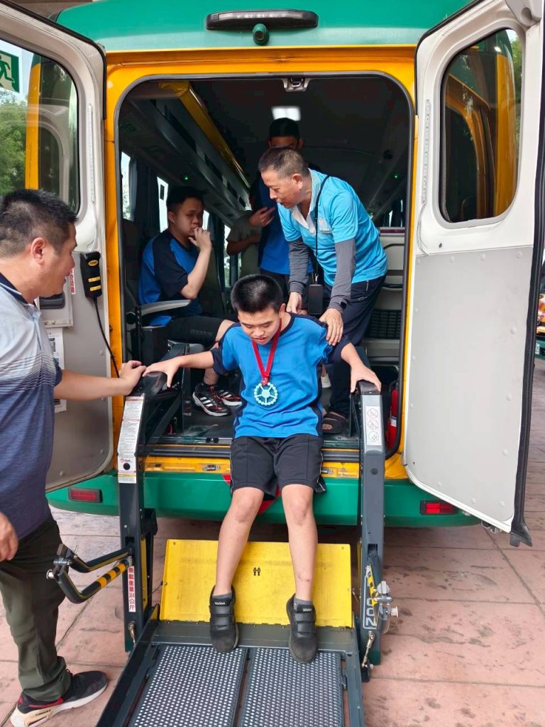 學生實際進行交通車安全逃生演練.JPG